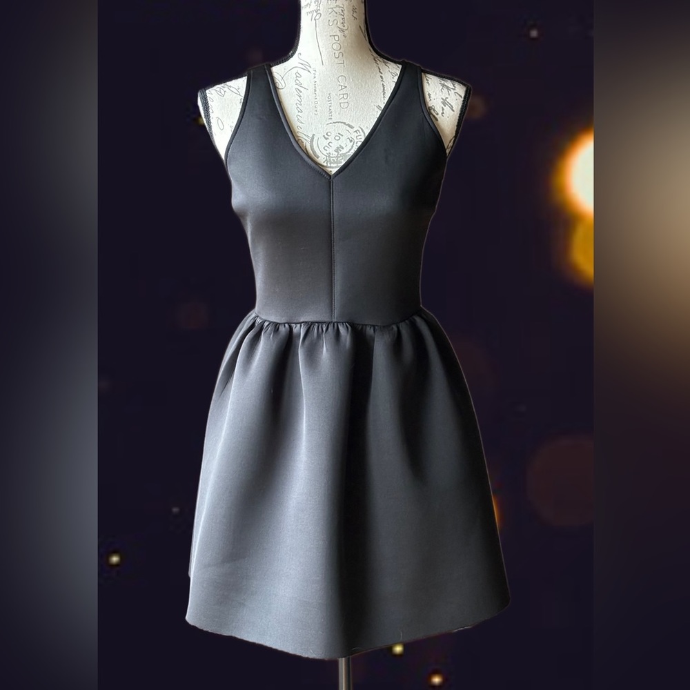 Aqua - Cinched Waist, Full Skirt V-Neck Dress, Back Zipper Detail - NWT (M)
